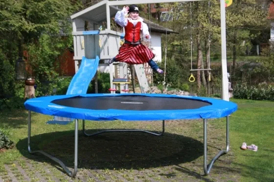 Springendes Kind auf dem Jumpmax Gartentrampolin Air 310